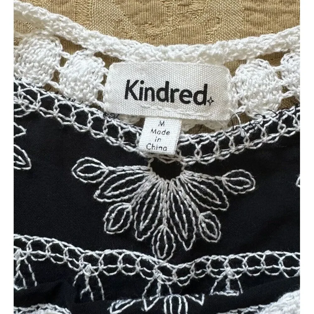 Kindred Women's Sz M Black White Scalloped Crochet‎ Embroidered Floral Top